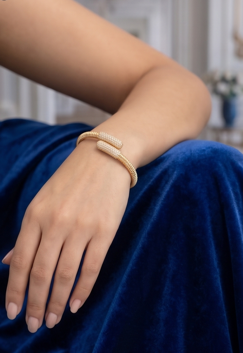 Luminous Elegance Gold‑Linked Bracelet